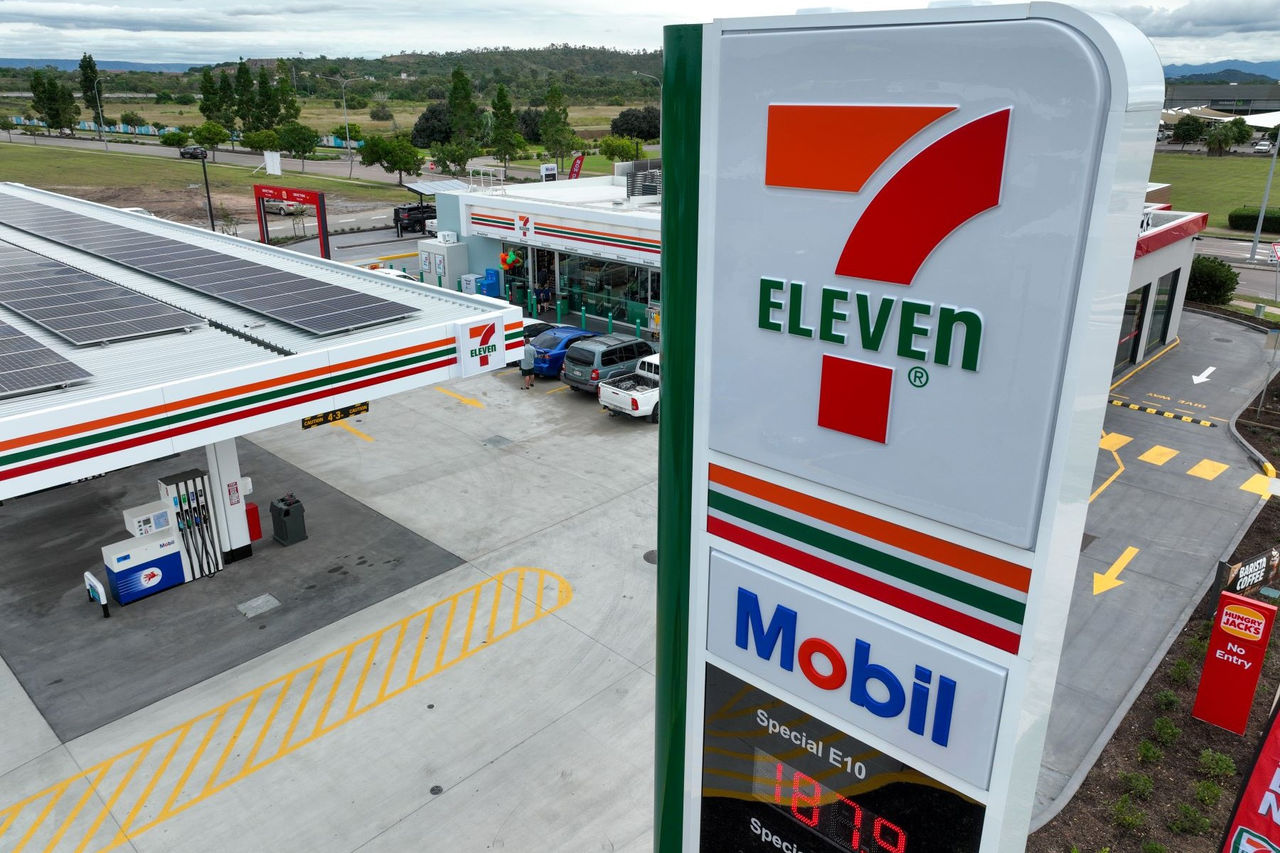 Picture of 7-Eleven store front and pylon