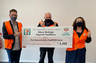 The team from Albury Wodonga Regional Foodshare being presented with a giant $5,000 cheque from the 7-Eleven Secondbite FeedMORE grants