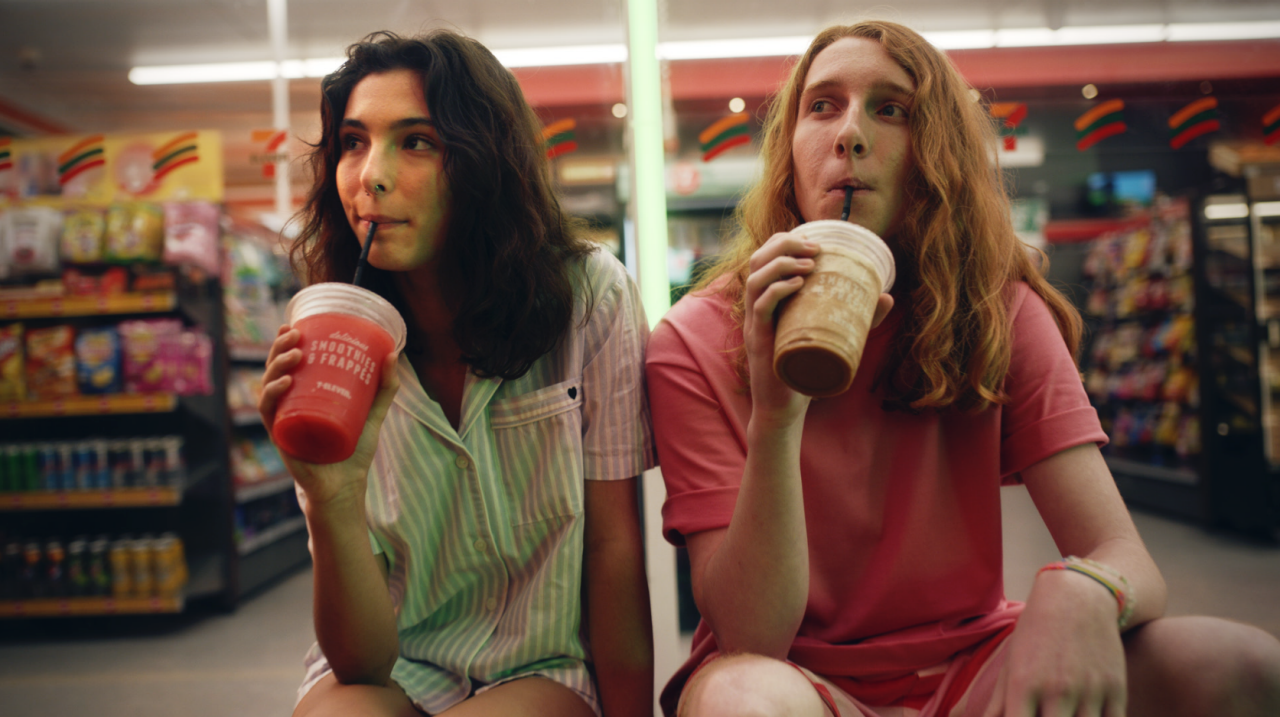 Picture of two people drinking 7-Eleven Smoothies