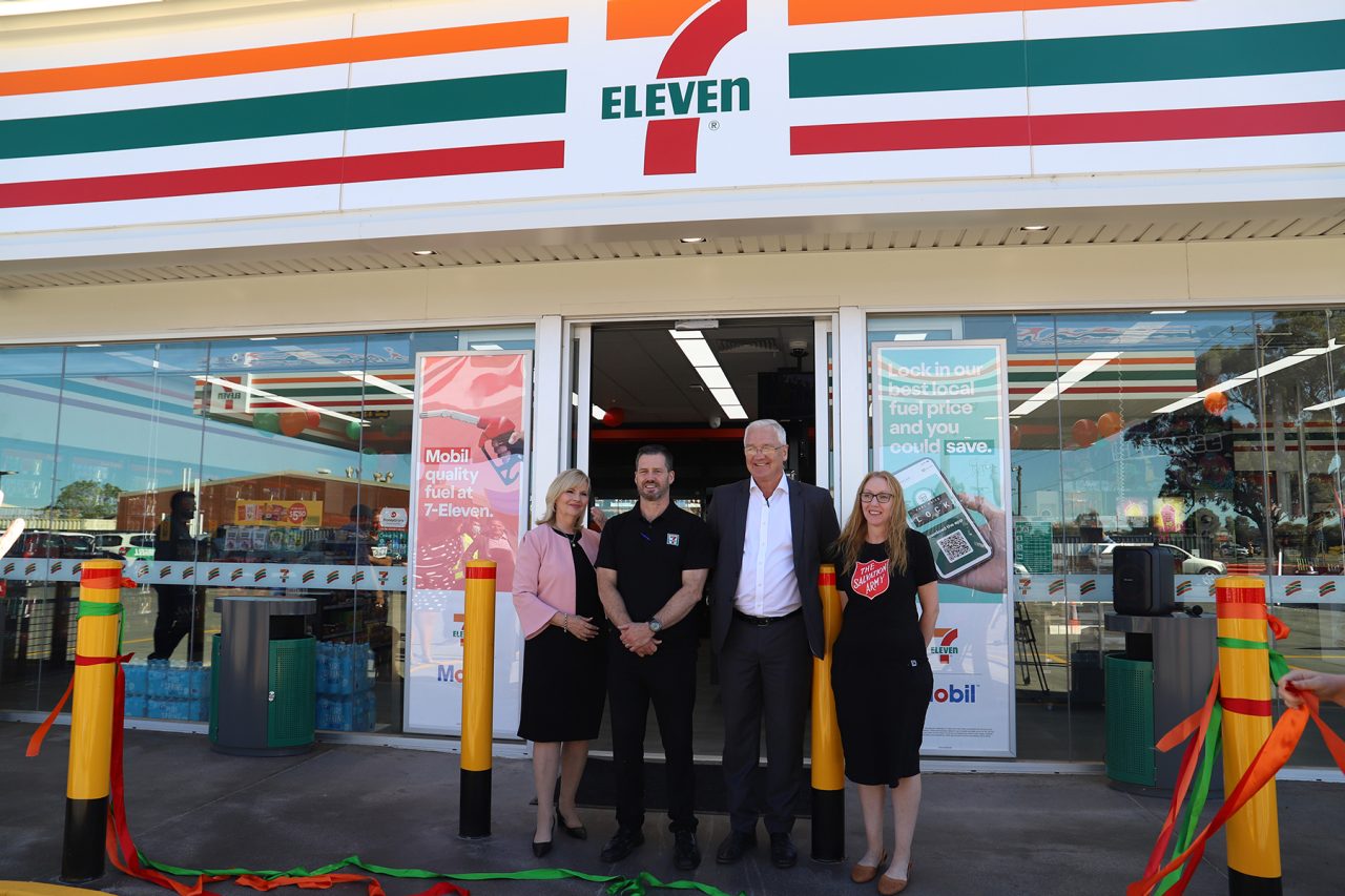 Mayor Kim O'Keeffe, Store Manager Simon Duggan and The Hon Damien Drum MP open 7-Eleven Shepparton North.