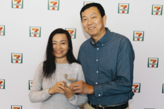 7-Eleven employees holding an award.