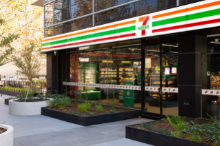 A photo of othe 7-Eleven banner logo on a store