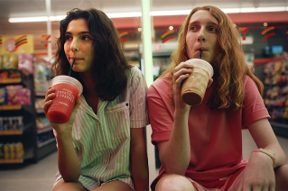 Picture of two people drinking 7-Eleven Smoothies